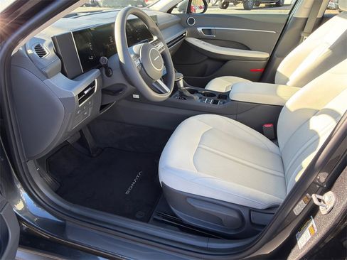Certified 2025 Hyundai Sonata SE image 9