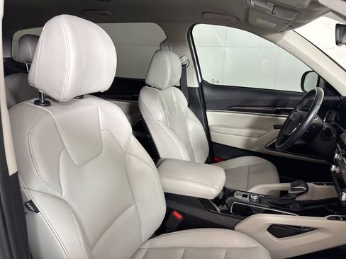 Used 2024 Kia Telluride S FWD image 19