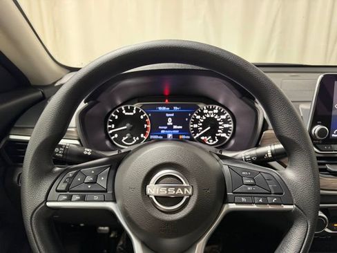 Used 2025 Nissan Altima 2.5 SV FWD image 10