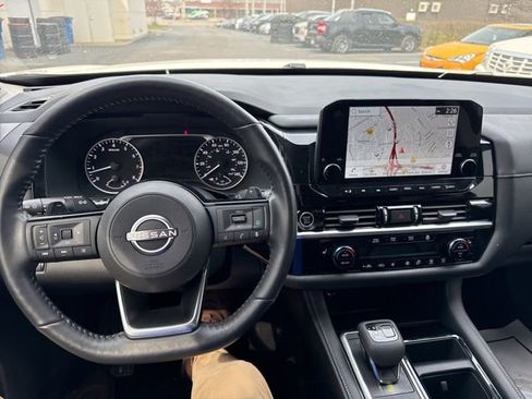 Used 2023 Nissan Pathfinder SL w/ SL Premium Package image 3