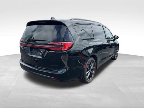 Used 2025 Chrysler Pacifica Limited FWD image 7