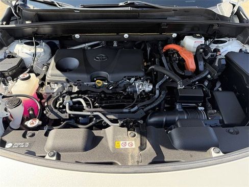 Certified 2024 Toyota Venza XLE image 32