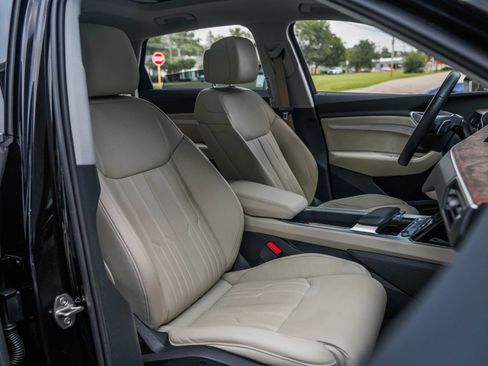 Used 2019 Audi e-tron Prestige w/ Prestige Package AWD/4WD image 29