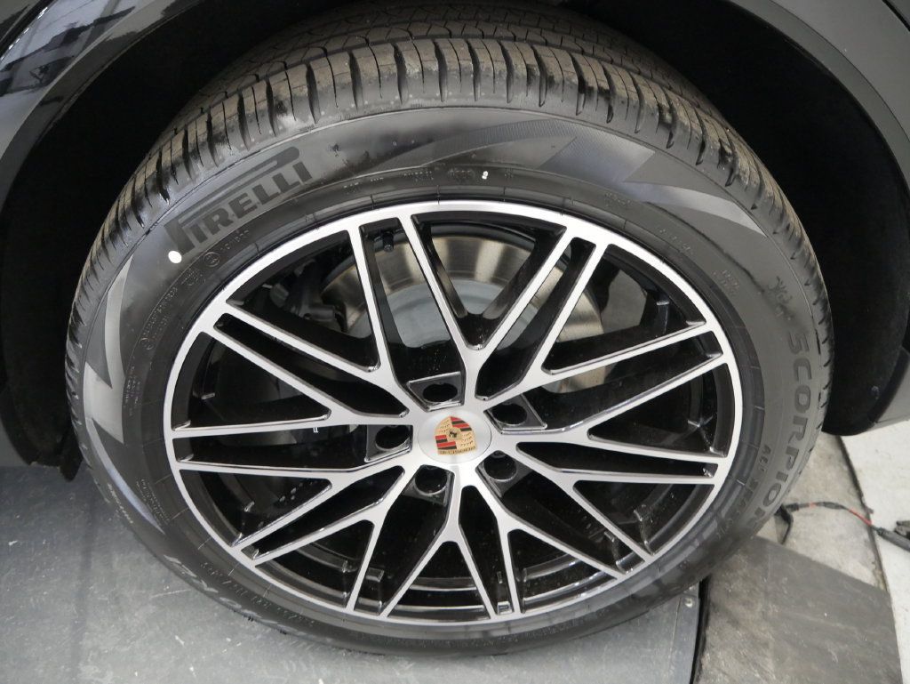 Certified 2026 Porsche Cayenne AWD/4WD image 14