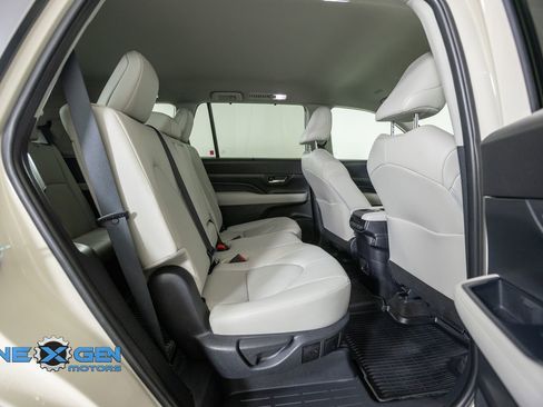 Used 2024 Toyota Grand Highlander AWD image 37