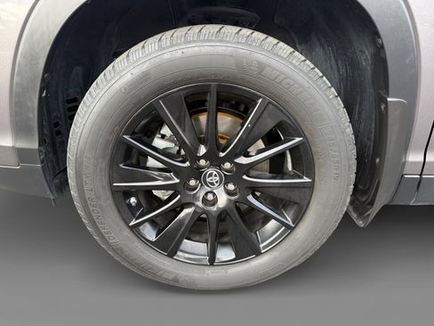 Used 2019 Toyota Highlander SE image 9