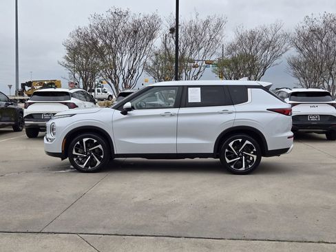 Used 2024 Mitsubishi Outlander SE image 12
