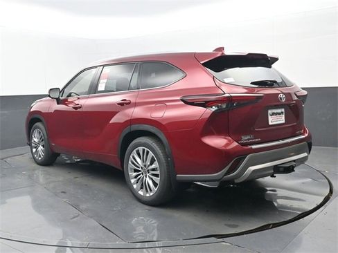 New 2026 Toyota Highlander Platinum image 3