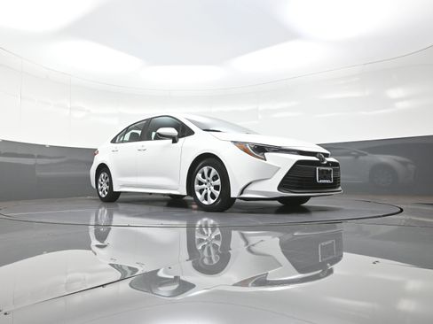 Used 2023 Toyota Corolla LE image 9