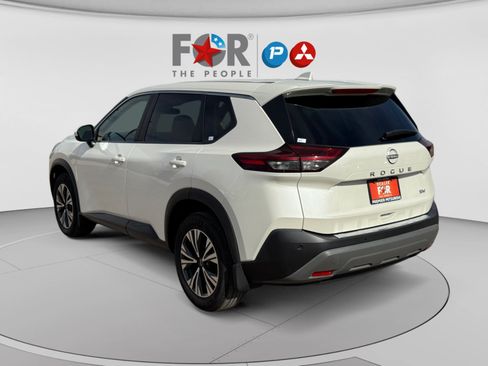 Used 2023 Nissan Rogue SV FWD image 3