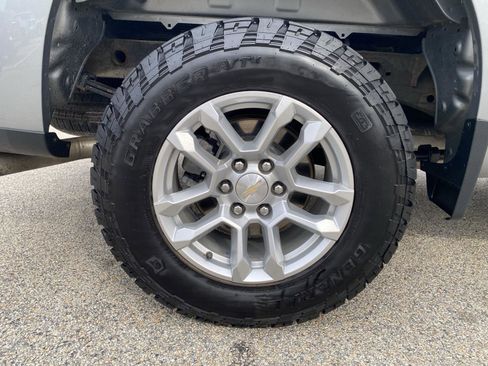 Used 2023 Chevrolet Silverado 1500 LT image 10