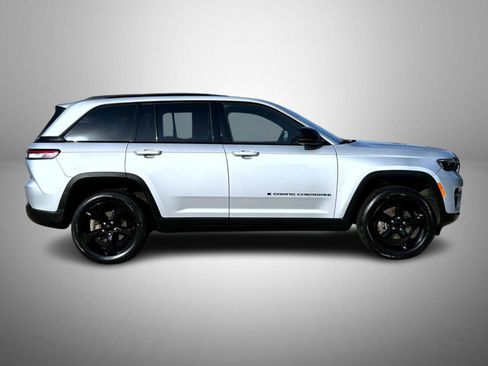 Used 2023 Jeep Grand Cherokee Altitude AWD/4WD image 4