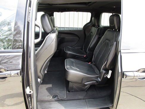 Used 2022 Chrysler Pacifica Limited w/ S Appearance Package image 11