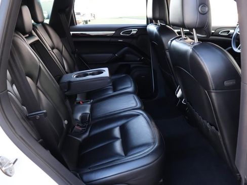 Used 2018 Porsche Cayenne Platinum Edition w/ Premium Package image 28