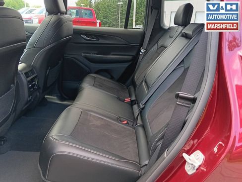 Used 2024 Jeep Grand Cherokee Altitude AWD/4WD image 15