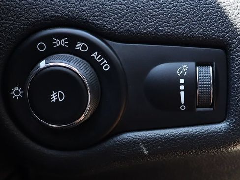 Used 2018 Jeep Cherokee Latitude FWD image 41