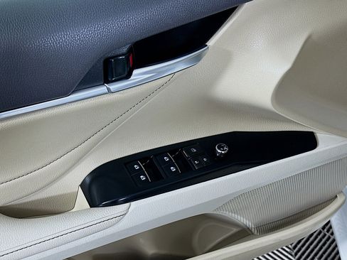 Used 2018 Toyota Camry XLE image 15