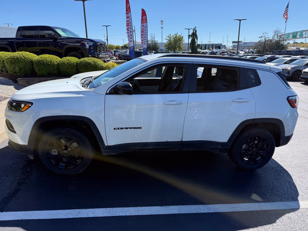 Used 2025 Jeep Compass Latitude AWD/4WD image 4