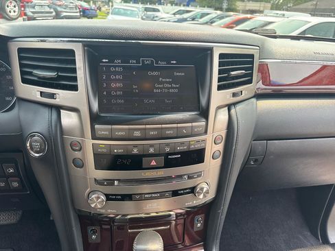 Used 2013 Lexus LX 570 4WD w/ Luxury Pkg w/Pre-crash image 17