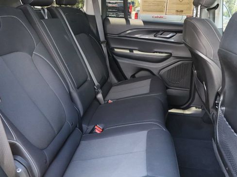 Used 2023 Jeep Grand Cherokee Laredo w/ Luxury Tech Group I RWD image 28