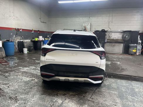 Used 2023 Kia Sportage EX image 3