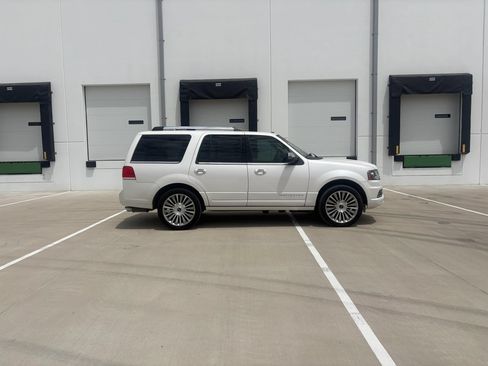 Used 2015 Lincoln Navigator 4WD image 3