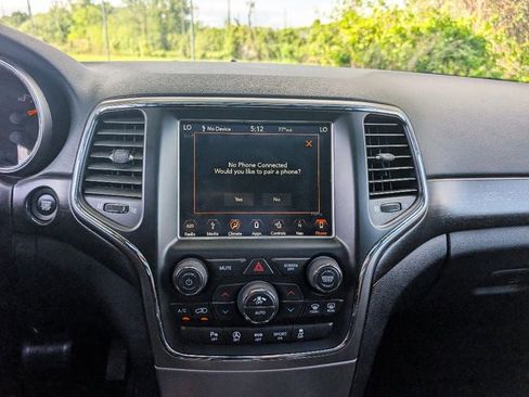 Used 2018 Jeep Grand Cherokee Altitude AWD/4WD image 28