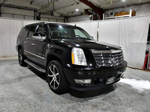Used 2011 Cadillac Escalade ESV Luxury image 25