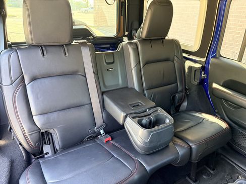 Used 2018 Jeep Wrangler Unlimited Rubicon w/ Dual Top Group AWD/4WD image 16
