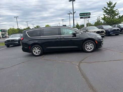 Used 2024 Chrysler Pacifica Touring-L FWD image 5