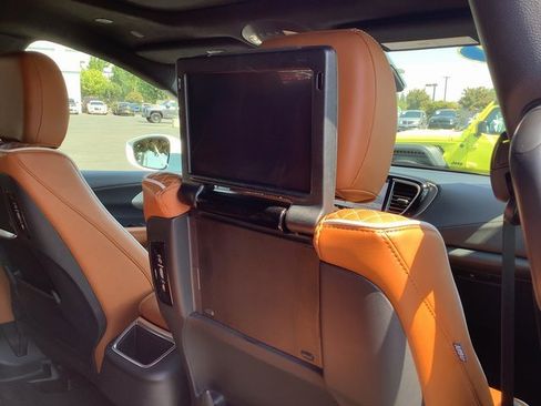 Used 2024 Chrysler Pacifica Pinnacle image 40