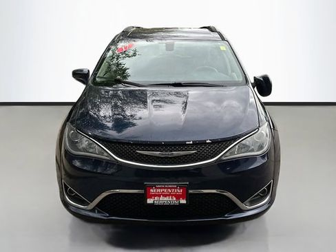 Used 2017 Chrysler Pacifica Touring-L FWD image 4