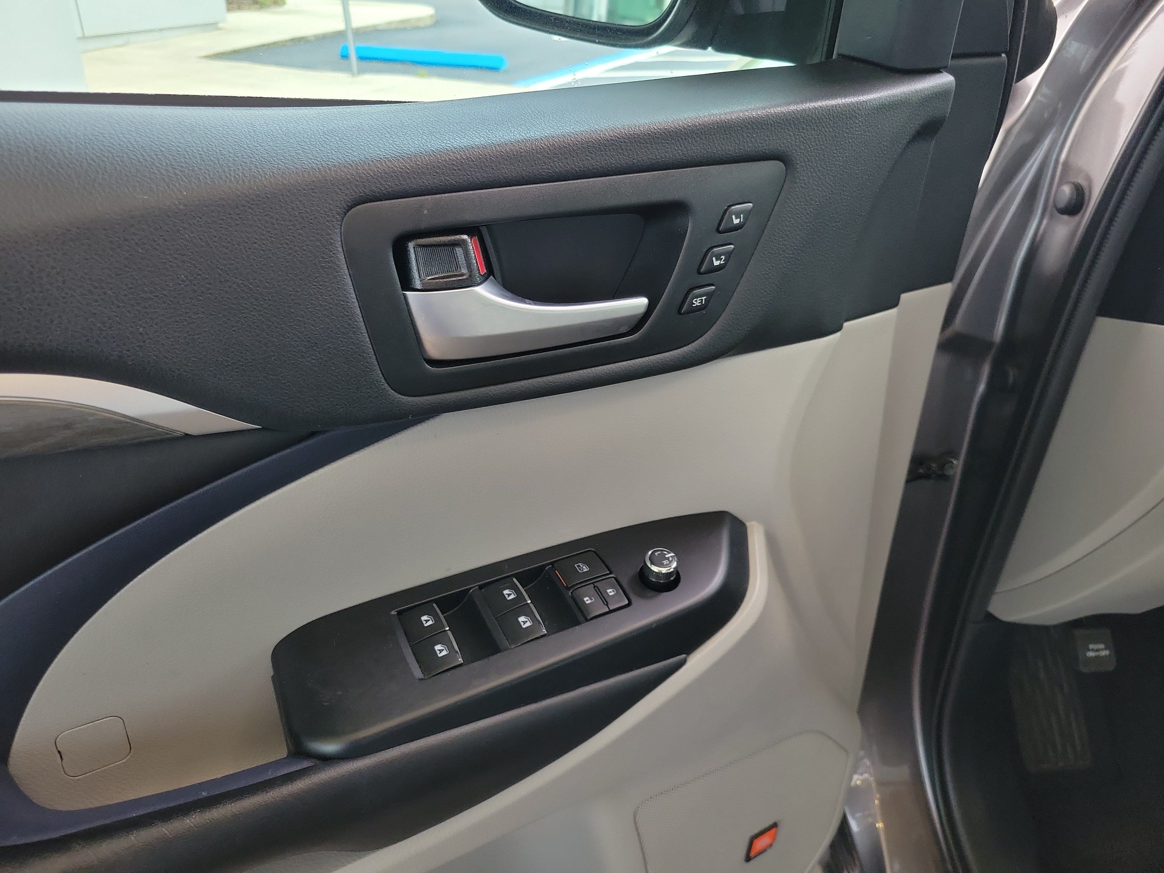 Used 2019 Toyota Highlander Limited FWD image 11