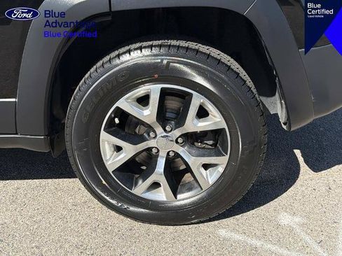 Used 2017 Jeep Cherokee Trailhawk AWD/4WD image 8