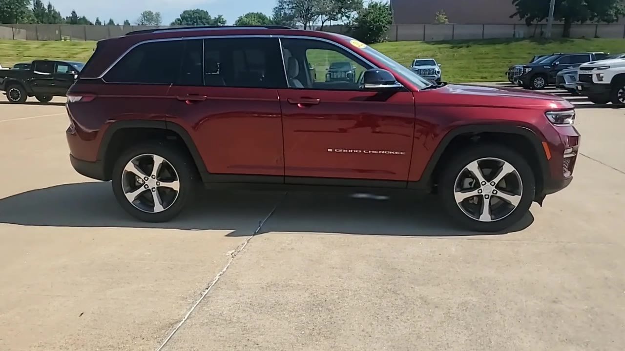 Used 2023 Jeep Grand Cherokee Limited AWD/4WD image 9