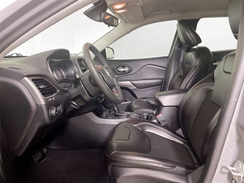Used 2021 Jeep Cherokee Latitude Plus AWD/4WD image 5