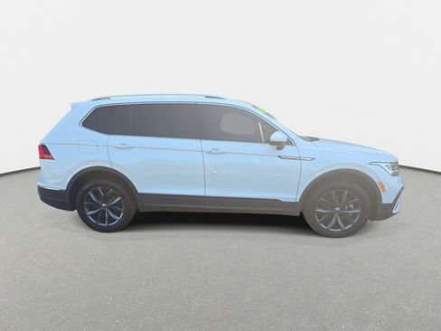 Used 2023 Volkswagen Tiguan SE w/ Panoramic Sunroof Package FWD image 4