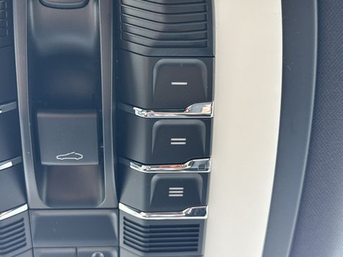 Used 2018 Porsche Macan AWD/4WD image 24