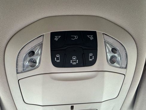 Used 2024 Chrysler Pacifica Touring-L image 31