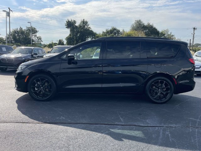 Used 2025 Chrysler Pacifica Limited FWD image 4