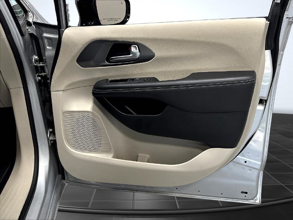 Used 2024 Chrysler Pacifica Touring-L FWD image 29