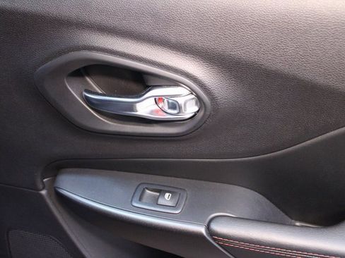 Used 2020 Jeep Cherokee Trailhawk image 13