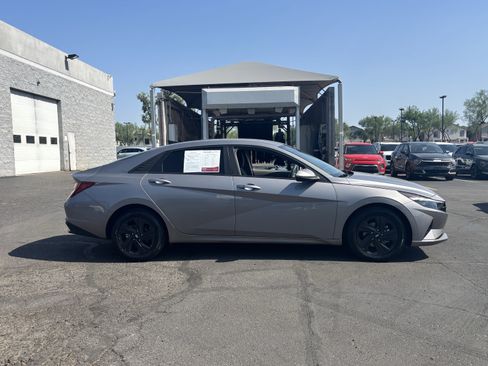 Used 2023 Hyundai Elantra SEL FWD image 2