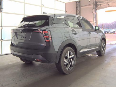 Used 2025 Nissan Kicks SV image 3