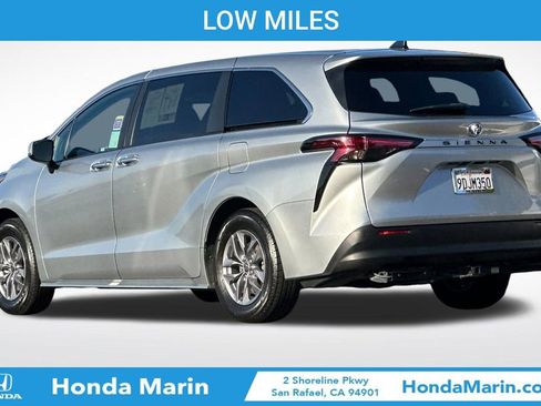 Used 2022 Toyota Sienna XLE image 7
