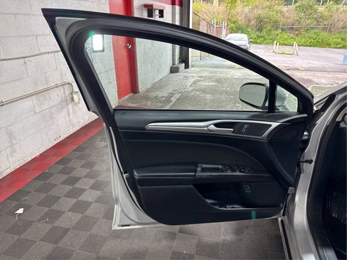 Used 2019 Ford Fusion SE FWD image 19