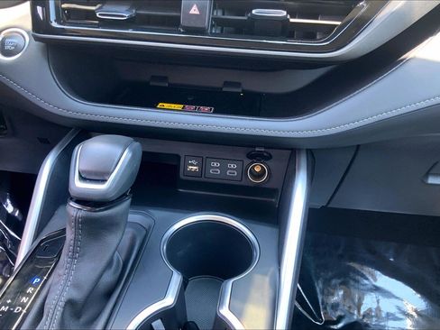 Used 2025 Toyota Highlander XLE AWD/4WD image 40