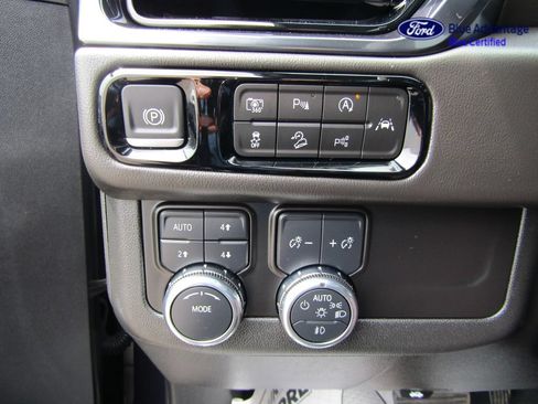 Used 2025 GMC Yukon XL AT4 w/ AT4 Premium Package AWD/4WD image 31