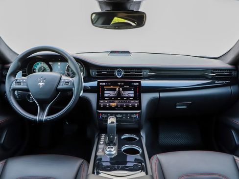 Used 2022 Maserati Quattroporte Modena Q4 AWD/4WD image 2