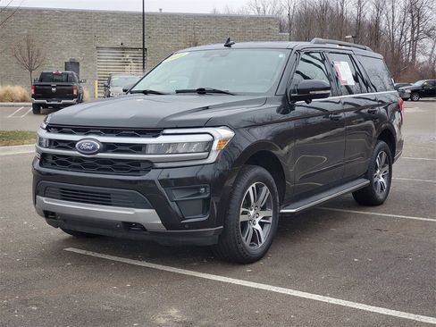 Used 2022 Ford Expedition XLT image 2
